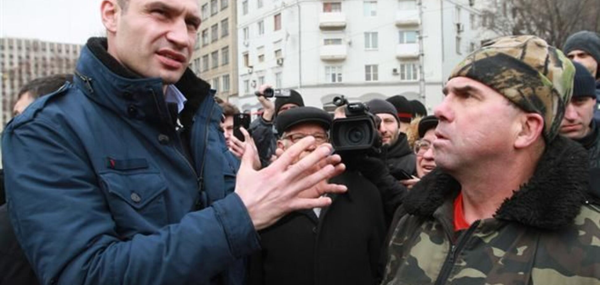 В Харькове пророссийские активисты забросали Кличко яйцами и петардами