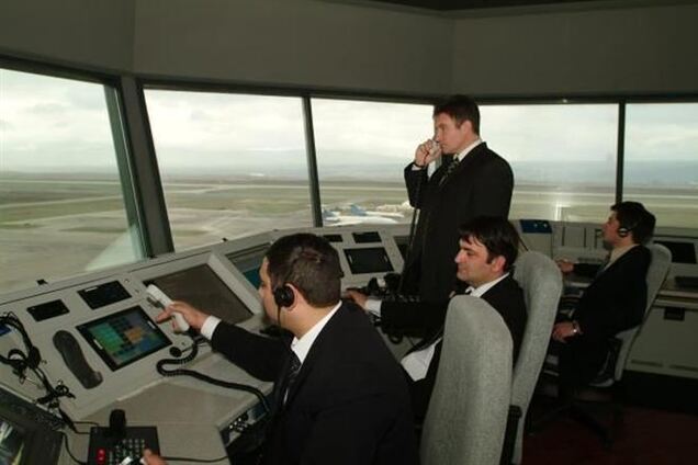 В аэропорту Симферополя захвачена диспетчерская вышка