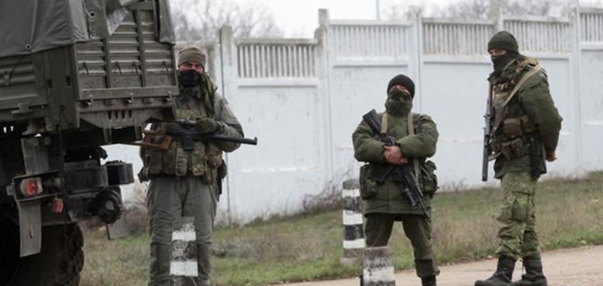В Симферополе 'самообороновцы Крыма' захватили военный госпиталь