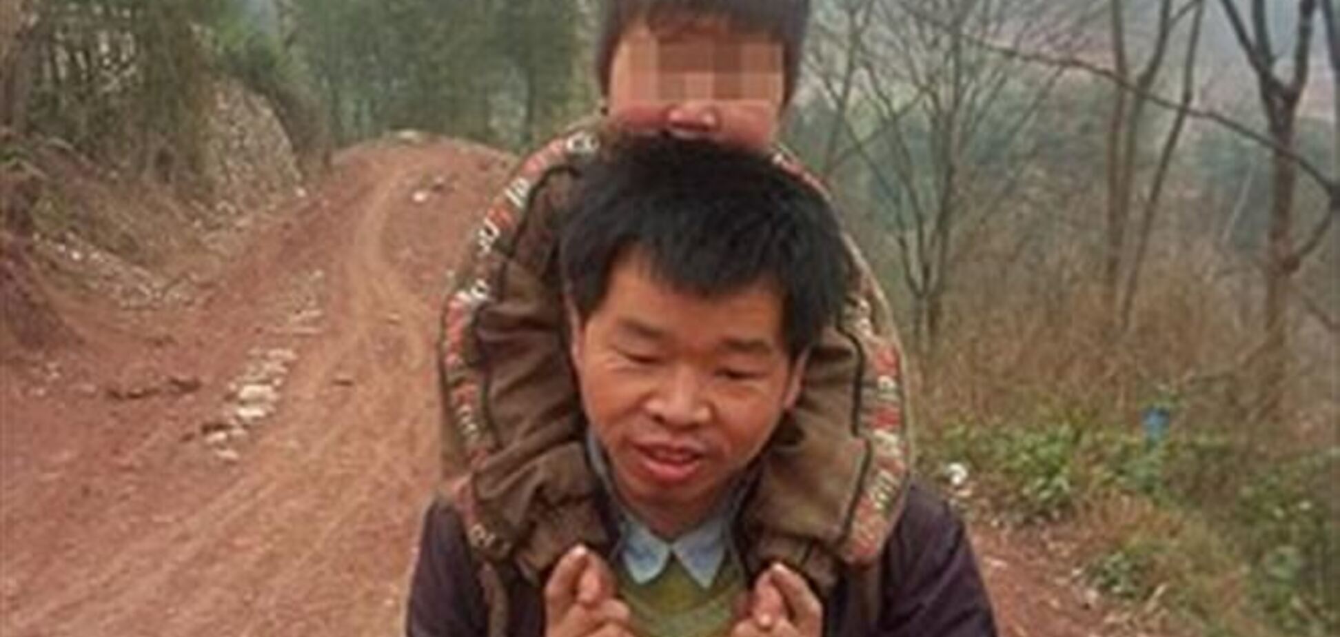 Отец года. Китаец носит сына-инвалида в школу на спине, преодолевая 30 км ежедневно