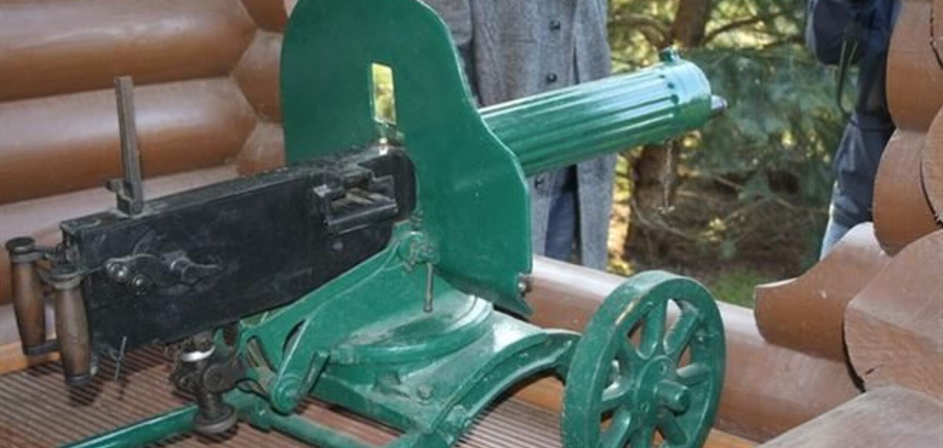 У Яценюка на крыльце стоит пулемет, а во дворе Тимошенко – белые медведи