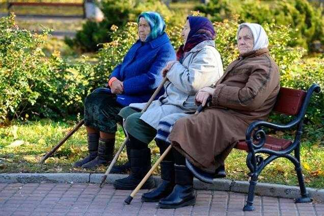 Кабмин перечислил пенсионерам половину мартовских средств