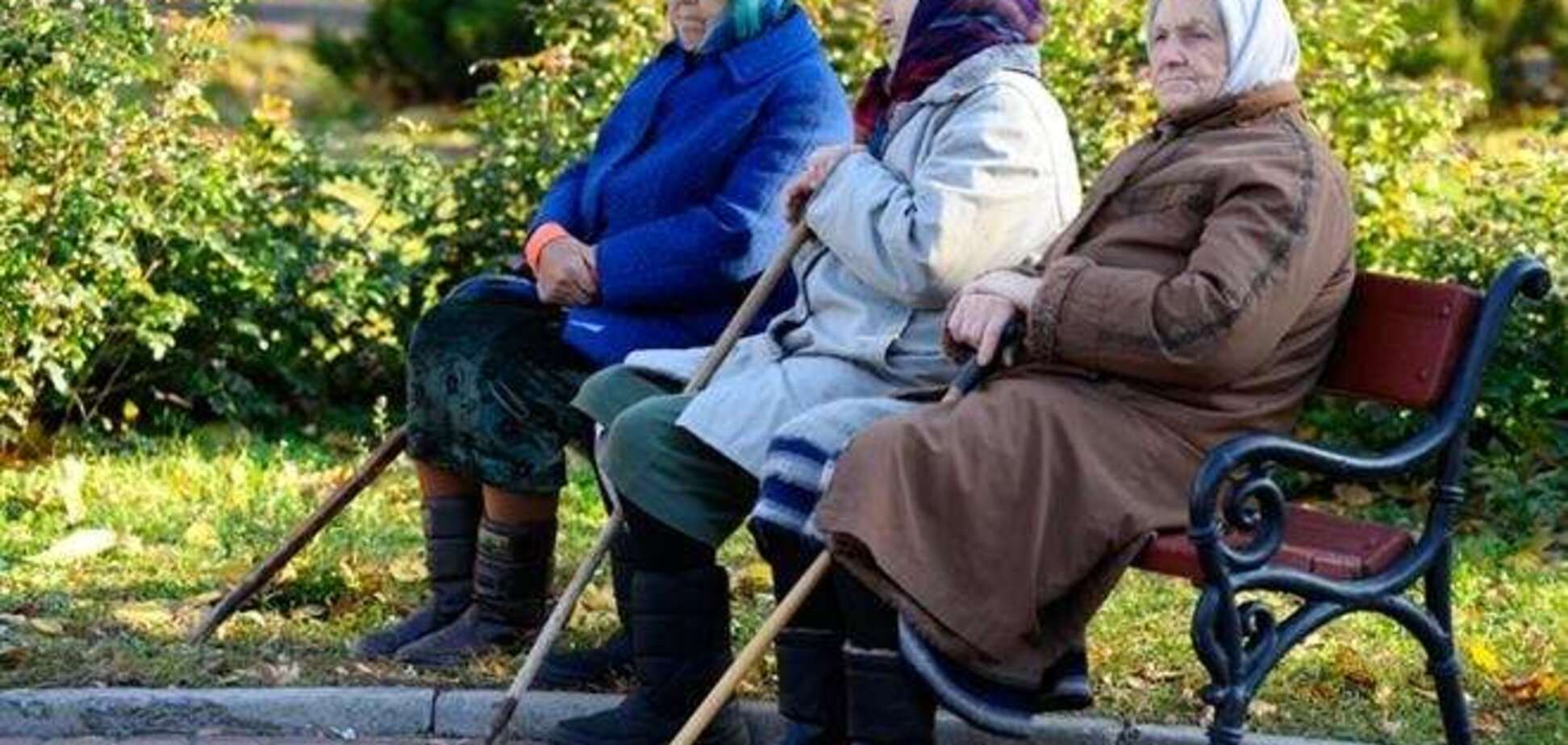 Кабмин перечислил пенсионерам половину мартовских средств