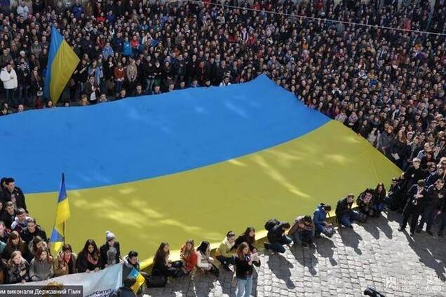 Львовяне вместе спели гимн в центре города