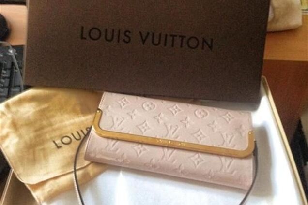 Журналістка продає подарований регіоналом Louis Vuitton в допомогу українським військовим