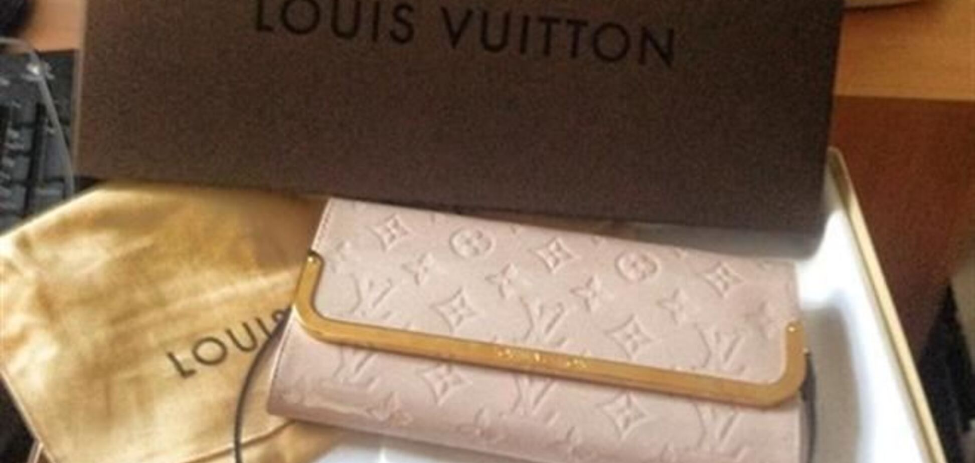 Журналистка продает подаренный регионалом Louis Vuitton в помощь украинским военным