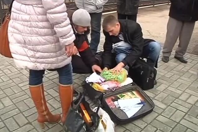Прибувають в Сімферополь пасажирів обшукують 'дружинники' Аксьонова - Відеофакт