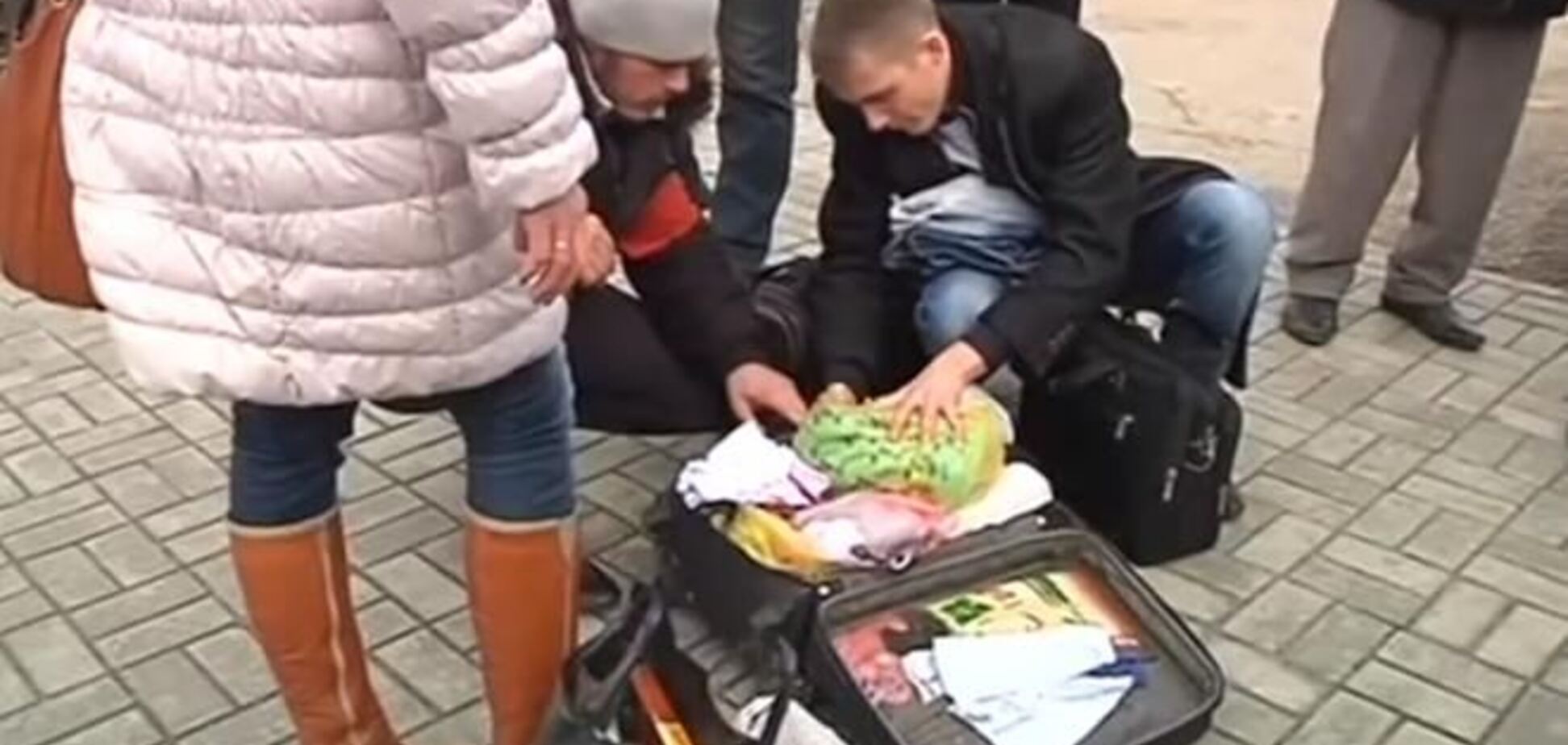 Прибывающих в Симферополь пассажиров обыскивают 'дружинники' Аксенова - видеофакт