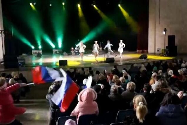 В Крыму танцуют и поют в поддержку референдума
