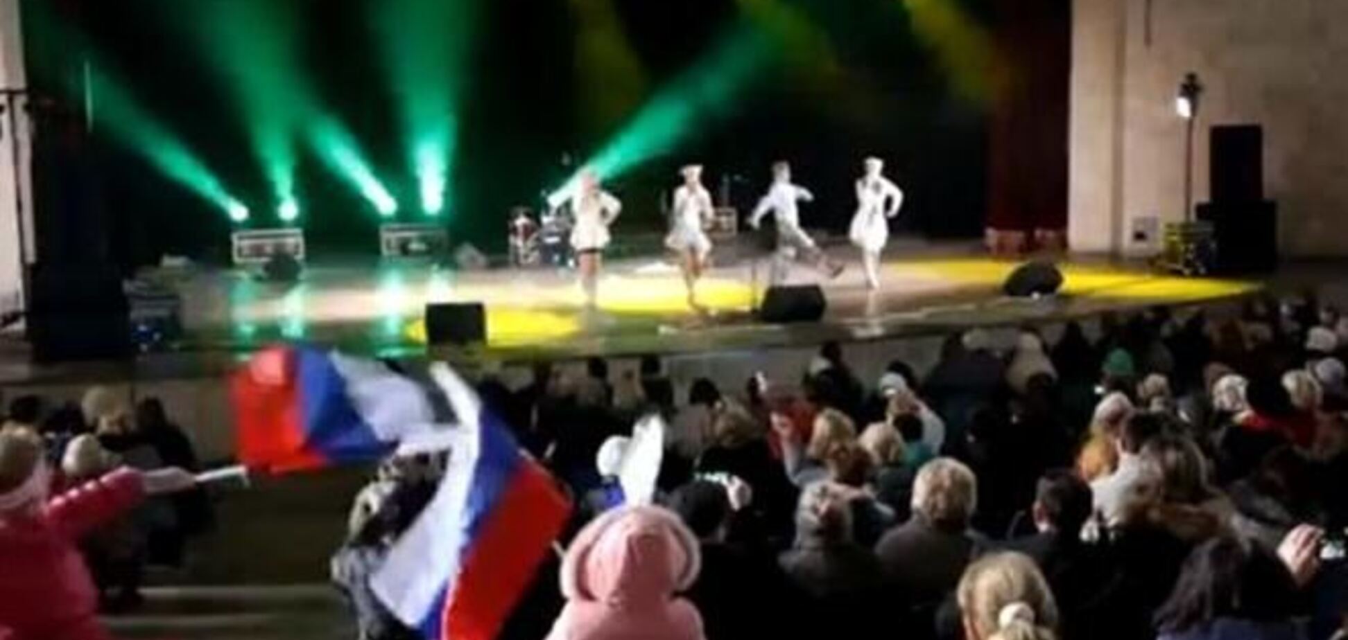 В Крыму танцуют и поют в поддержку референдума