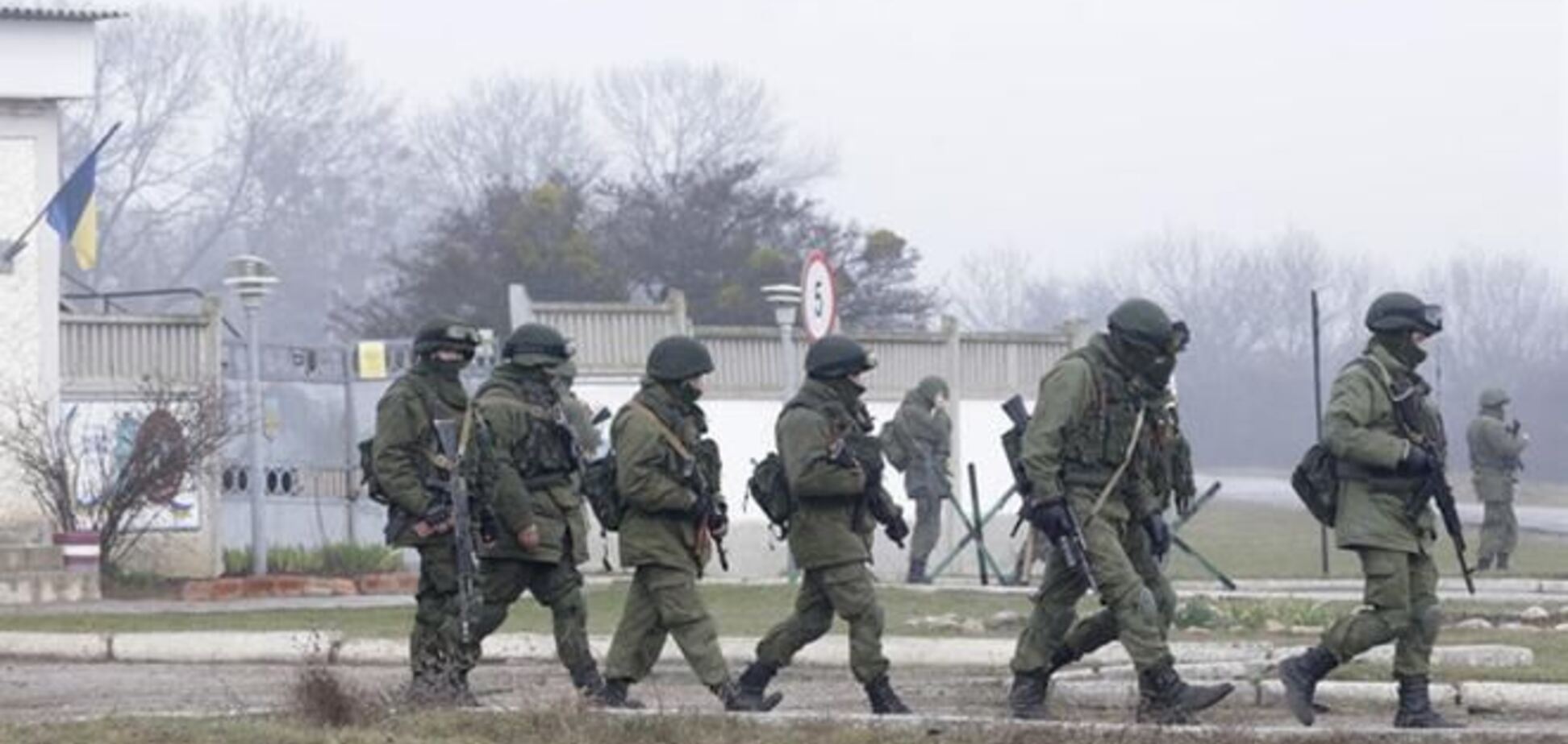 Военные РФ окружили секретную часть в Крыму