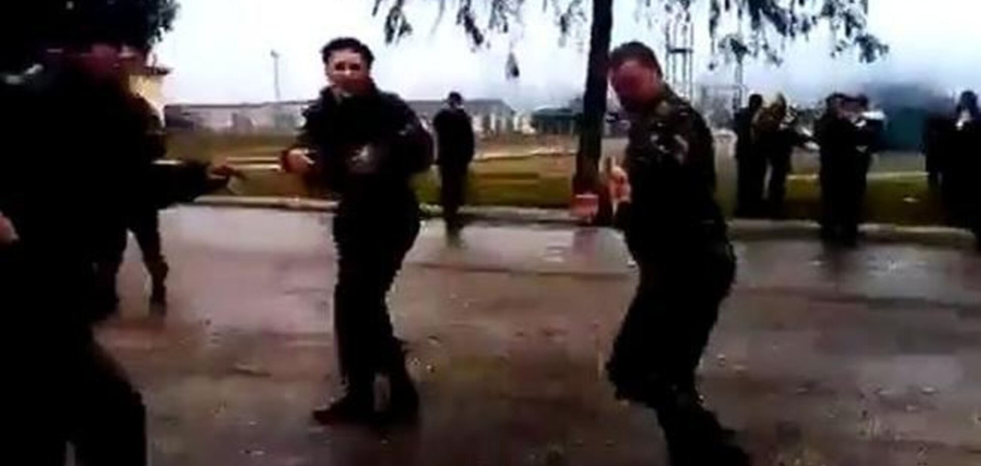 Оккупированные солдаты в Крыму в свободное время танцуют рок-н-ролл