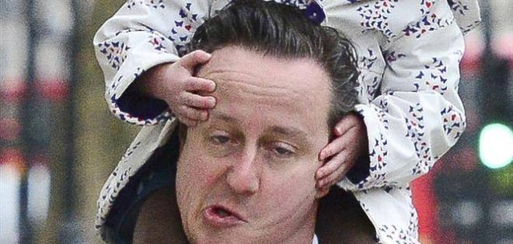 Британский премьер-министр отнес дочку в садик на шее