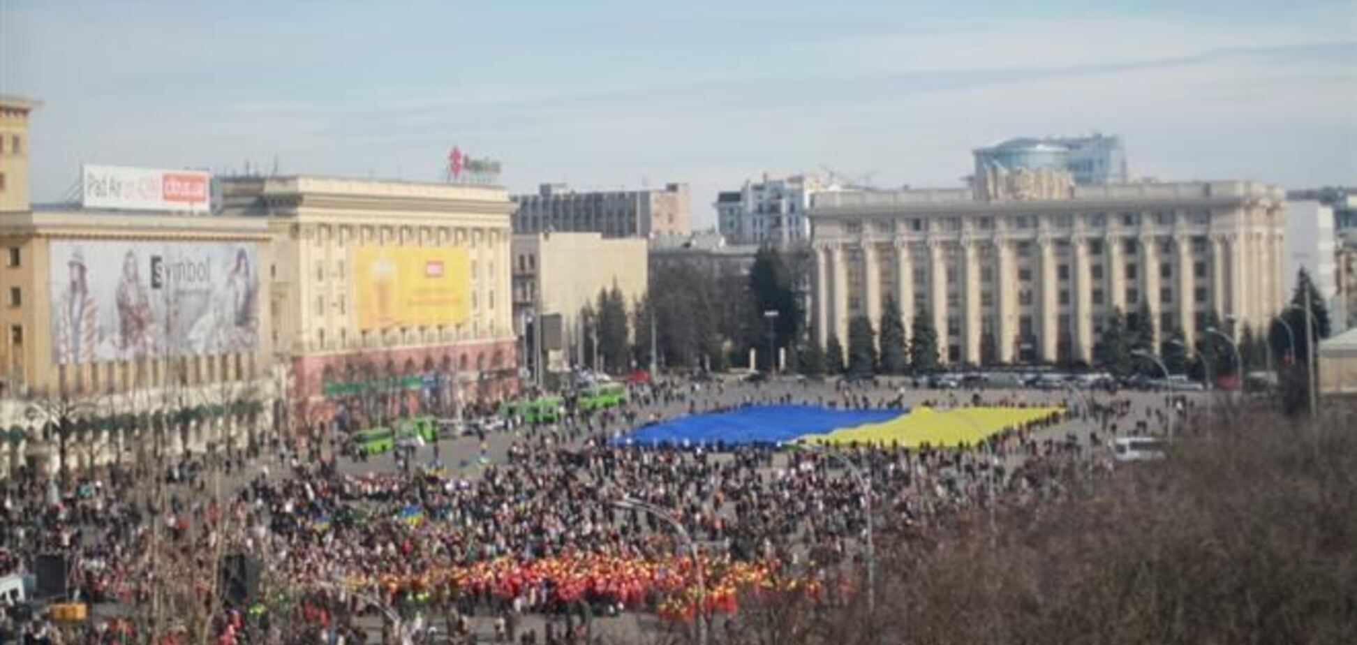 В Харькове Кернеса поддержали коммунальщики с флагами Украины и георгиевскими лентами