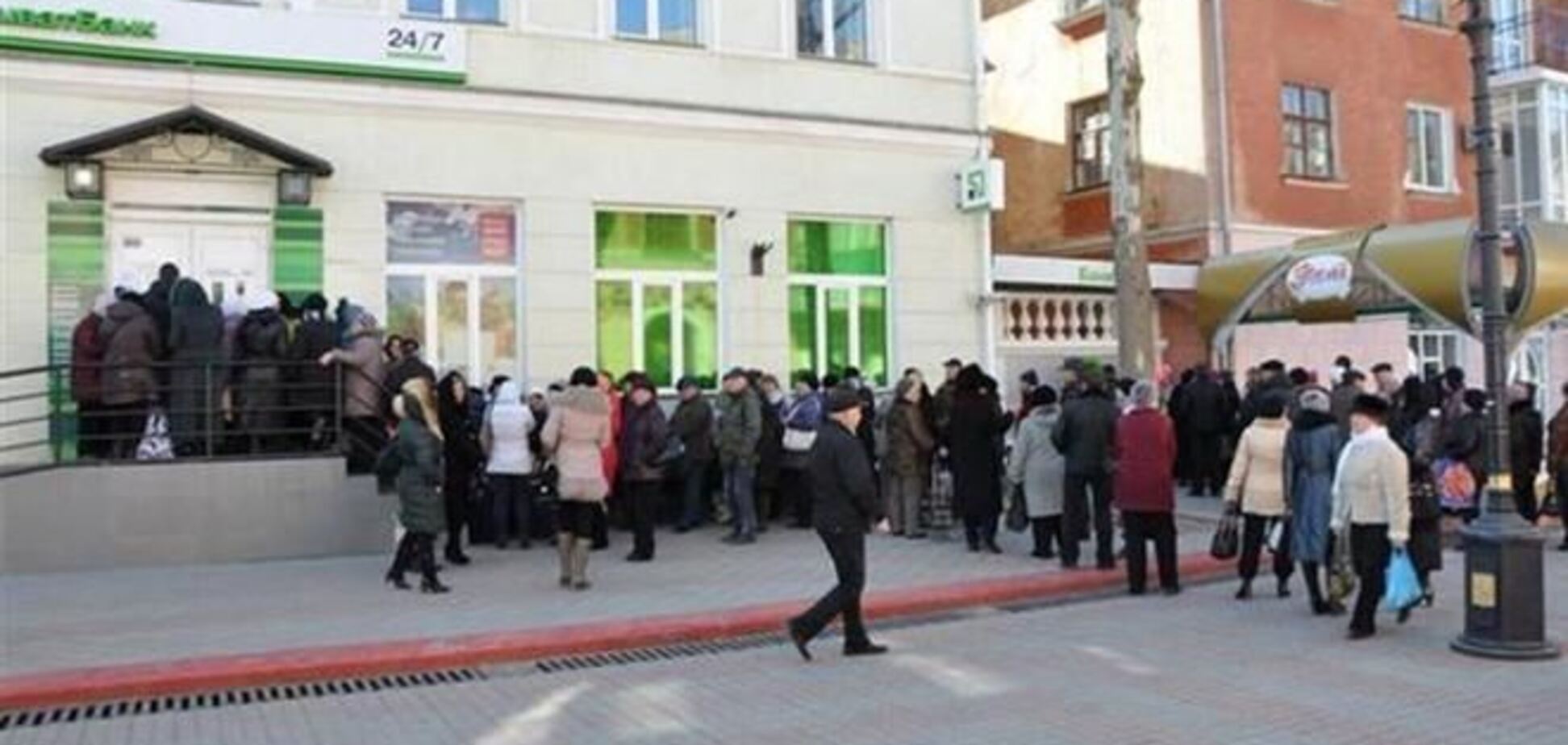 В Керчи выстраиваются гигантские очереди в банкоматы