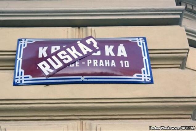 На 'крымских' улицах Праги появились наклейки 'Ruska?'