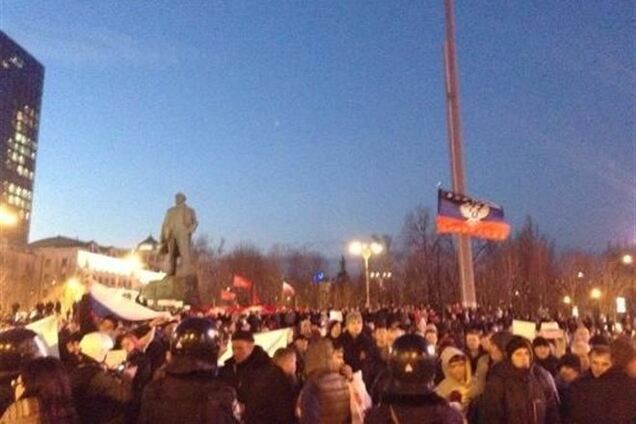 В Донецке пророссийские активисты напали на митингующих за единую Украину