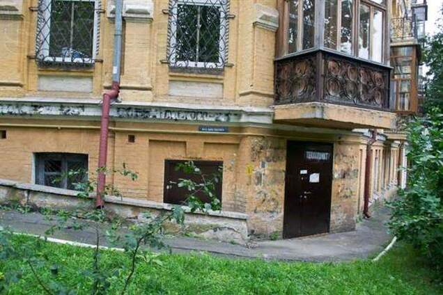 В центре Киева группа вооруженных людей избила дубинками нескольких человек