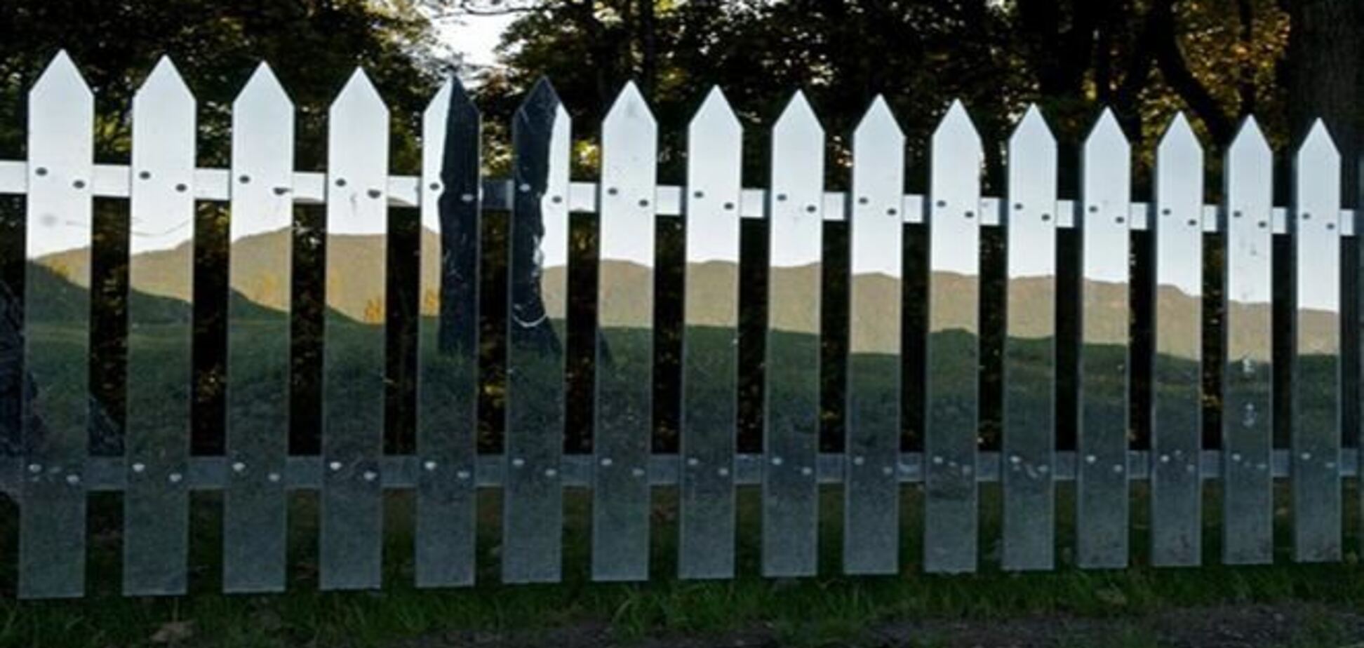 Забор-зеркало во дворе американской художницы