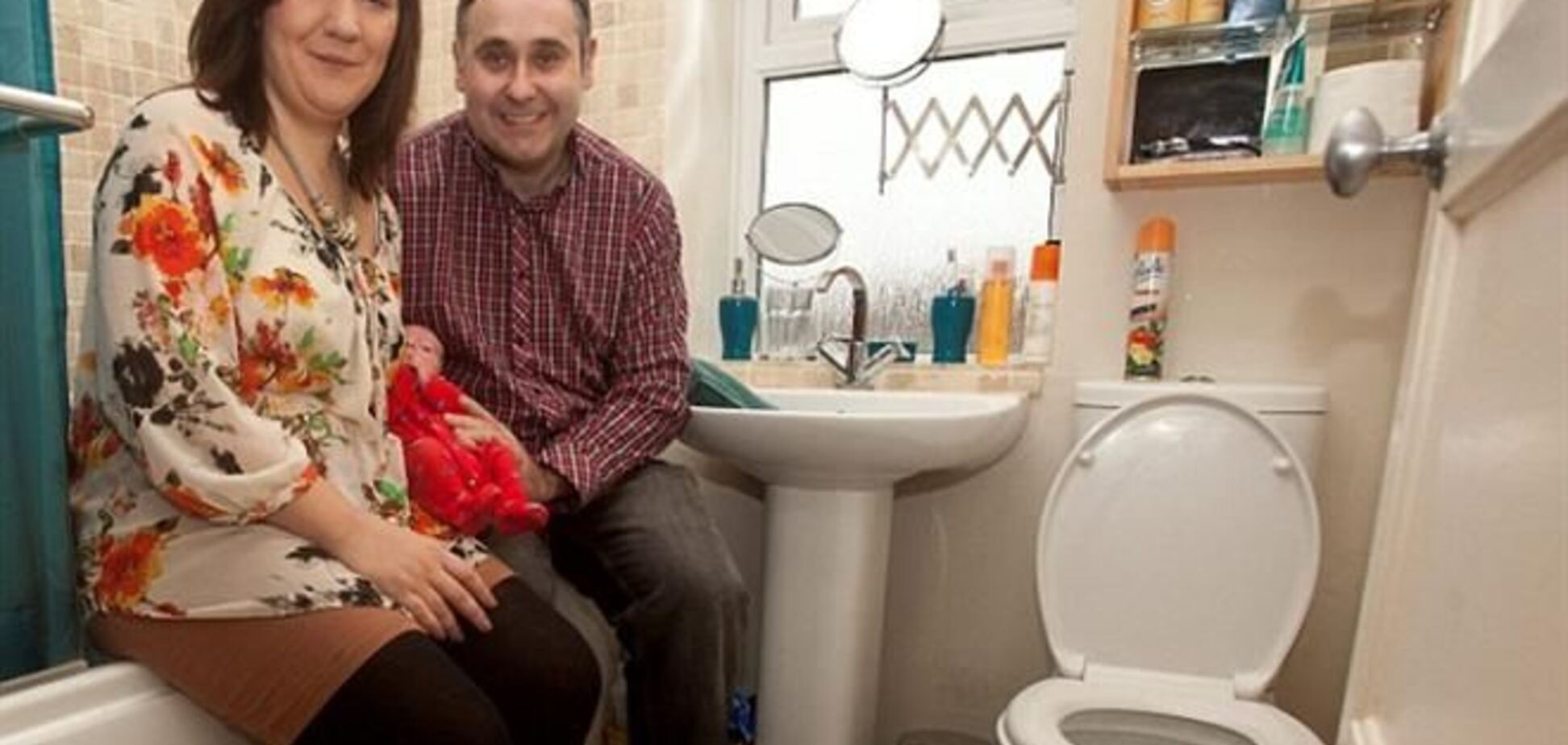 Роды в туалете: жена не знала, что беременна, муж ловил ребенка над унитазом