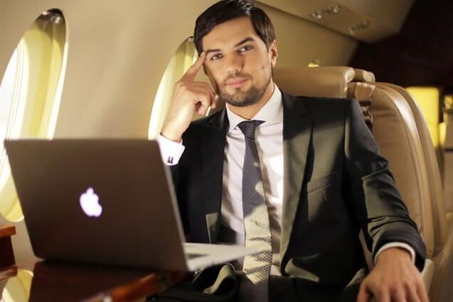 Холостяк заставит девушек есть кобр и прыгать с водопада