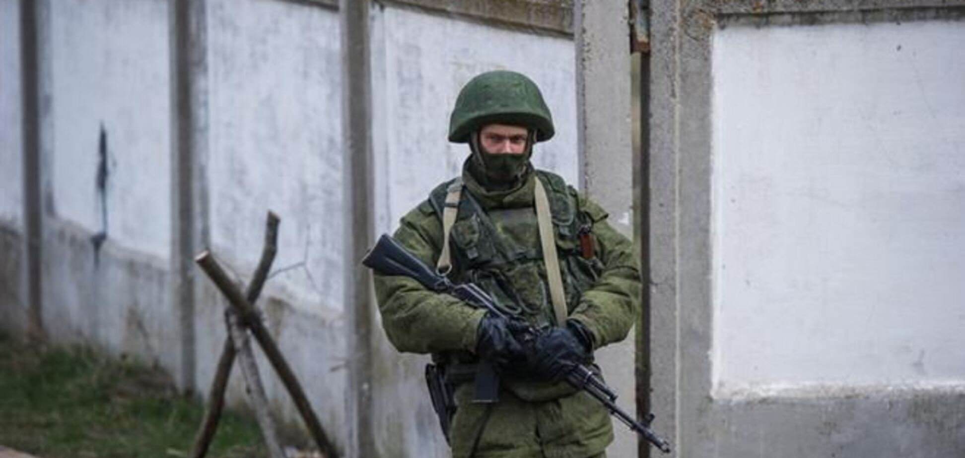 Российские снайперы осмотрели территорию воинской части в Симферополе