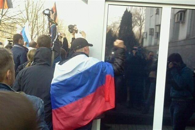 В Донецке пророссийские активисты штурмуют здание СБУ