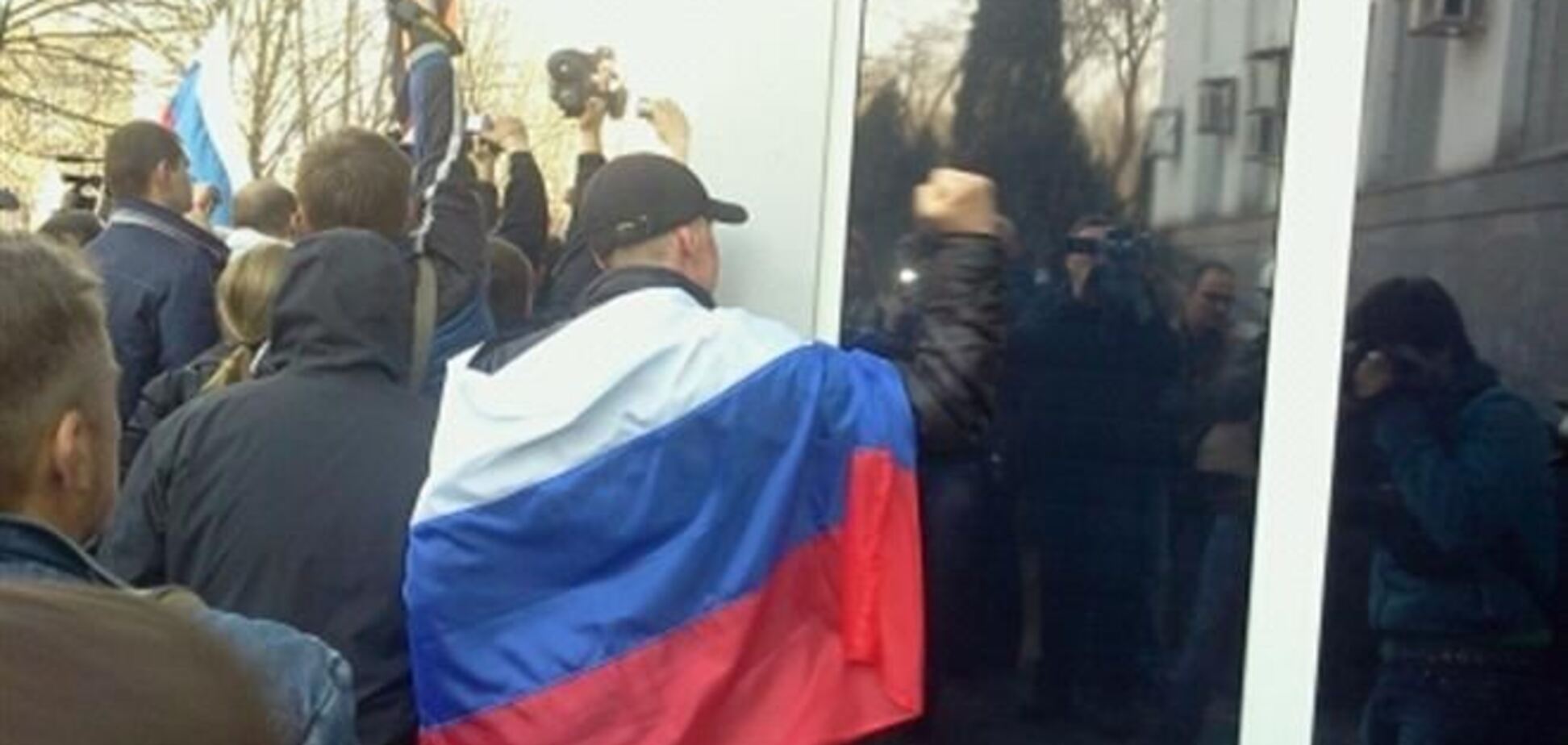 В Донецке пророссийские активисты штурмуют здание СБУ