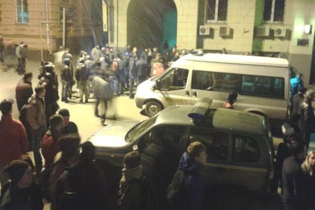 Забаррикадировавшиеся в здании 'Просвиты' в Харькове люди сдались