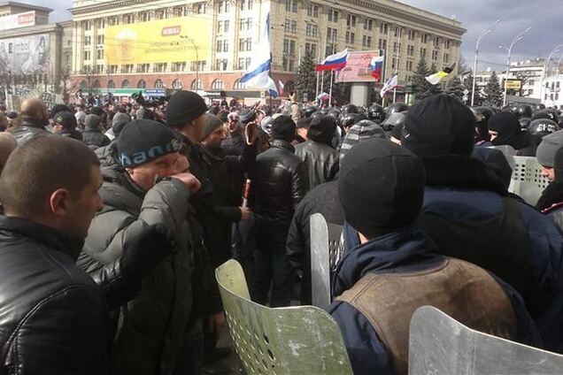 В Харькове пытались штурмовать здание ОГА, потом пошли к СБУ