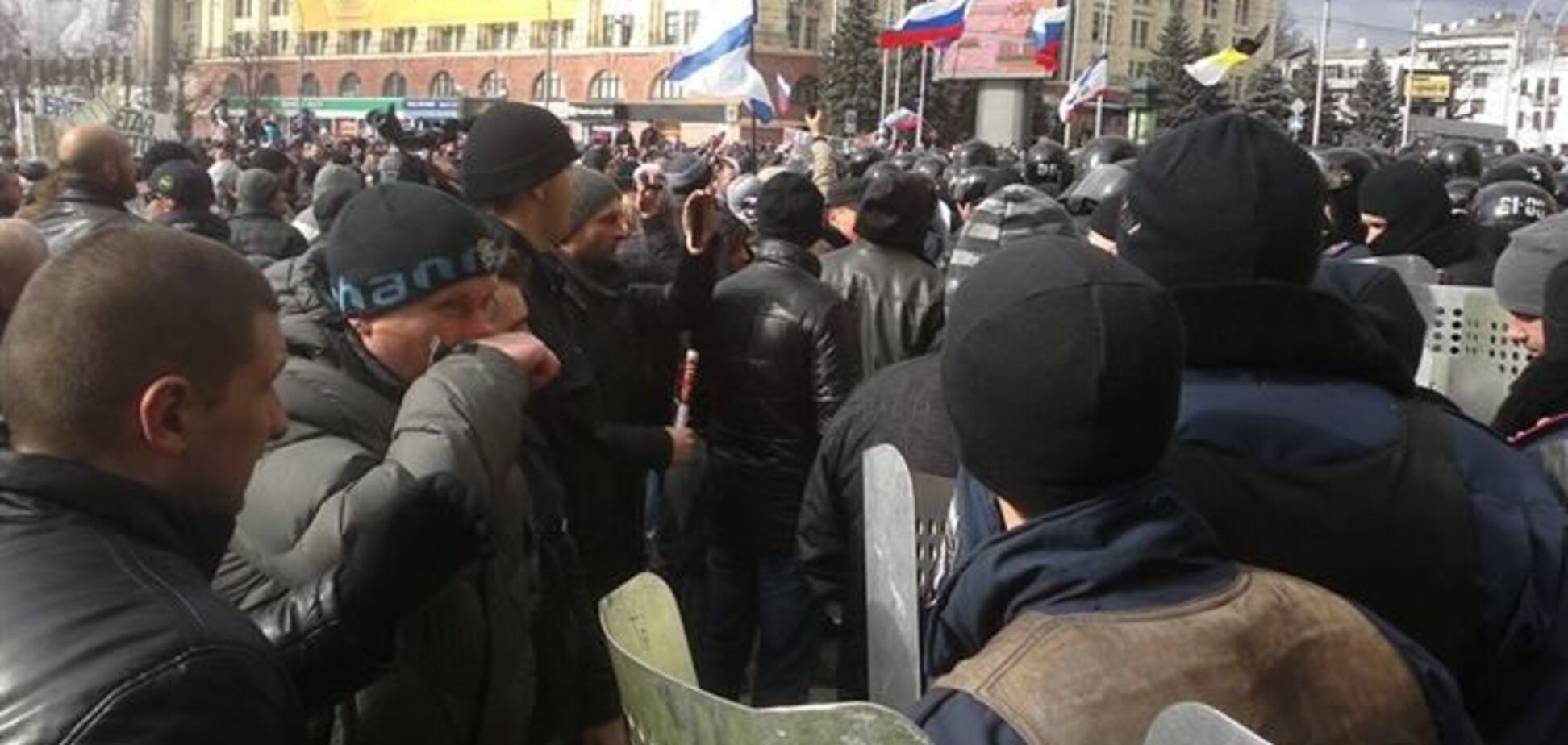 В Харькове пытались штурмовать здание ОГА, потом пошли к СБУ