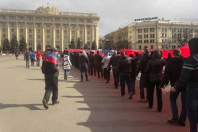 На митинге в Харькове растянули огромный флаг России