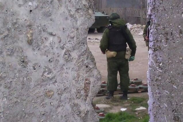 Российские военные забрали мины из-под части украинских морских пехотинцев в Феодосии