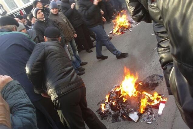 В Харькове напали на офис 'Правого сектора' и сожгли авто