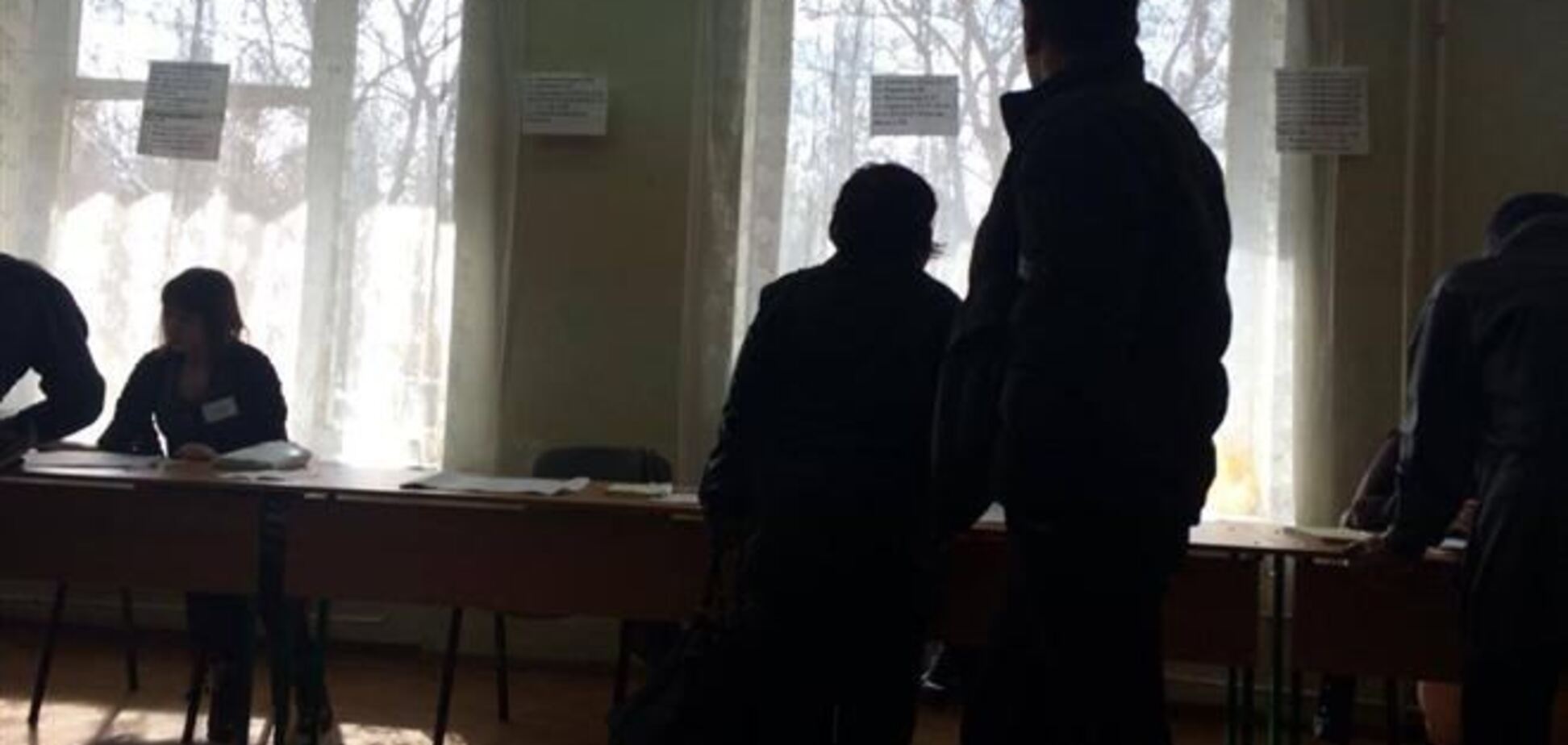 У Феодосії 'дружинники Аксьонова' забороняють фотографувати голосування
