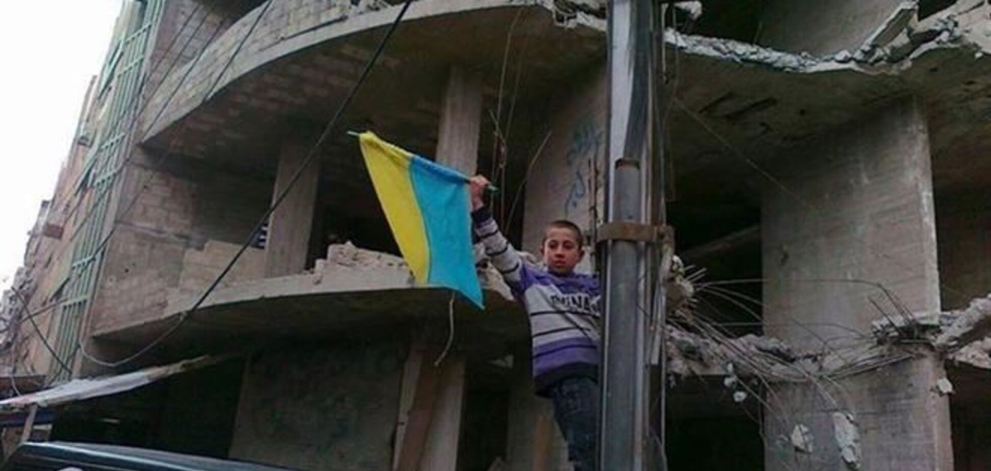 Маленький сириец поднял украинский флаг среди руин оккупированного города