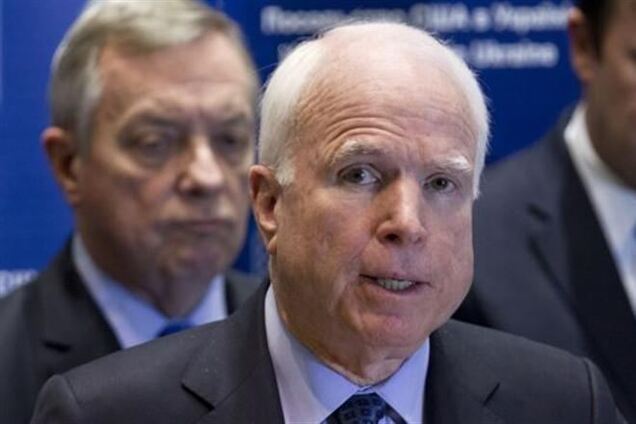Маккейн: если украинцы попросят оружие, мы должны помочь