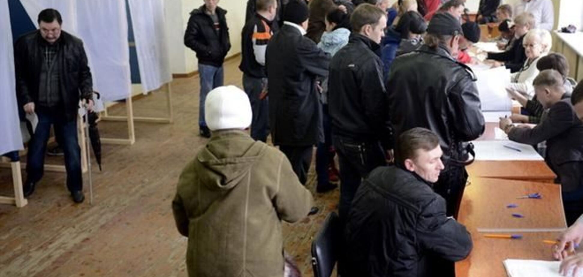Крымчане демонстративно выносят из кабинок бюллетени с пророссийским голосованием