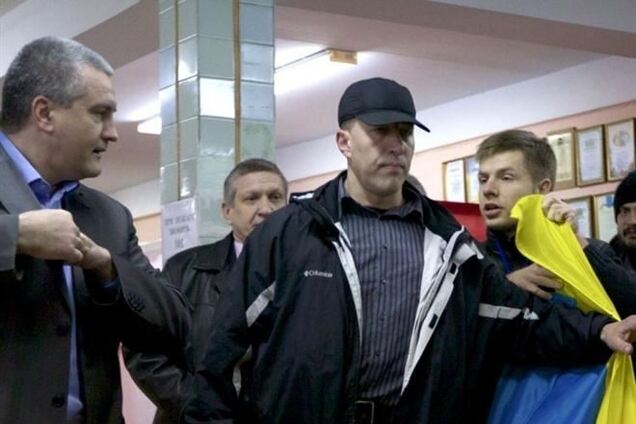 Перед Аксеновым развернули украинский флаг