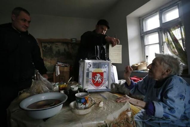 Крымчане в ходе референдума массово голосуют на дому