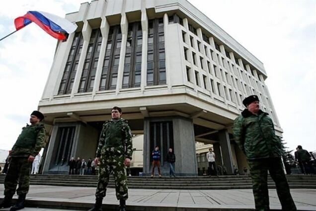 Вооруженные люди не пускают СМИ в здание крымского парламента