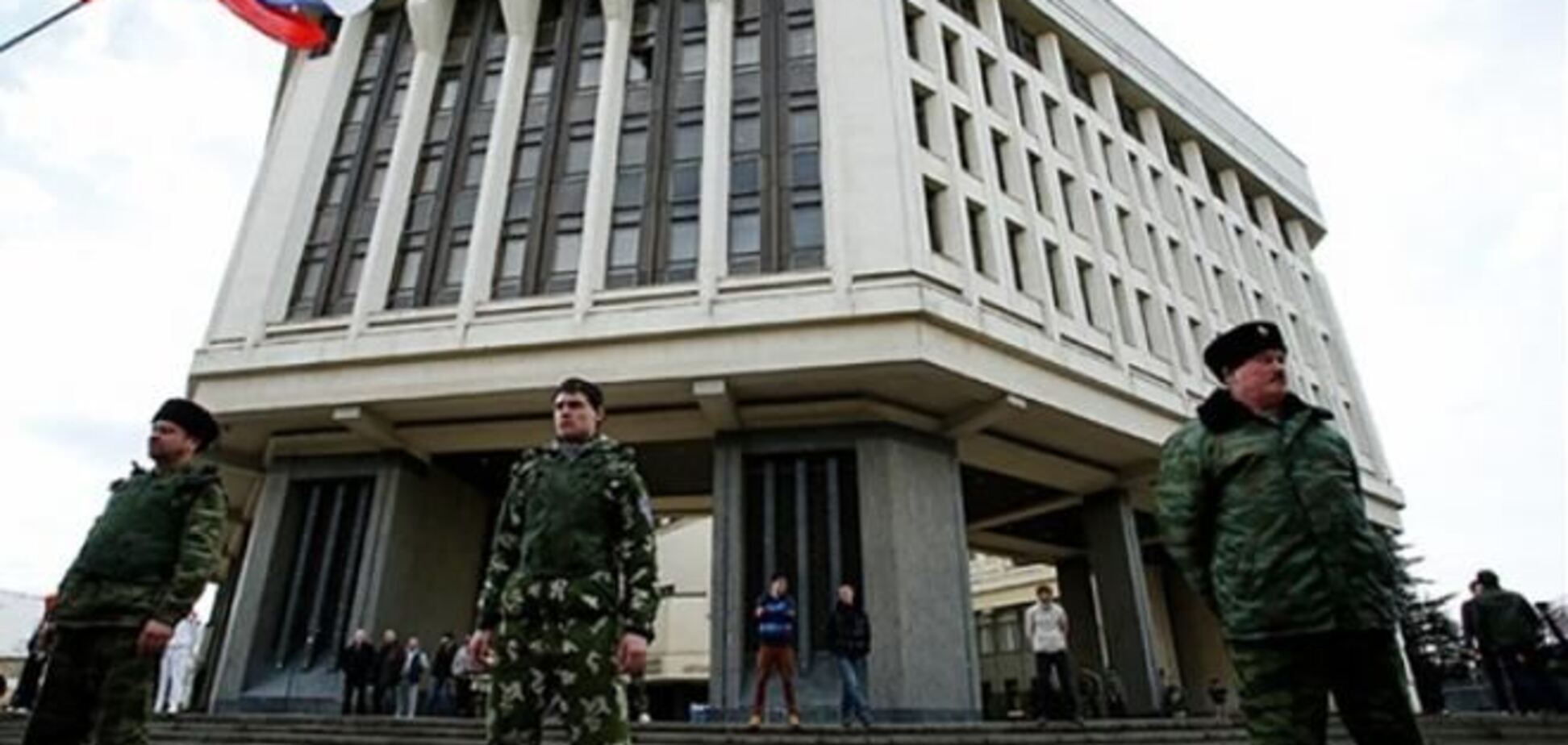 Озброєні люди не пускають ЗМІ до будівлі кримського парламенту