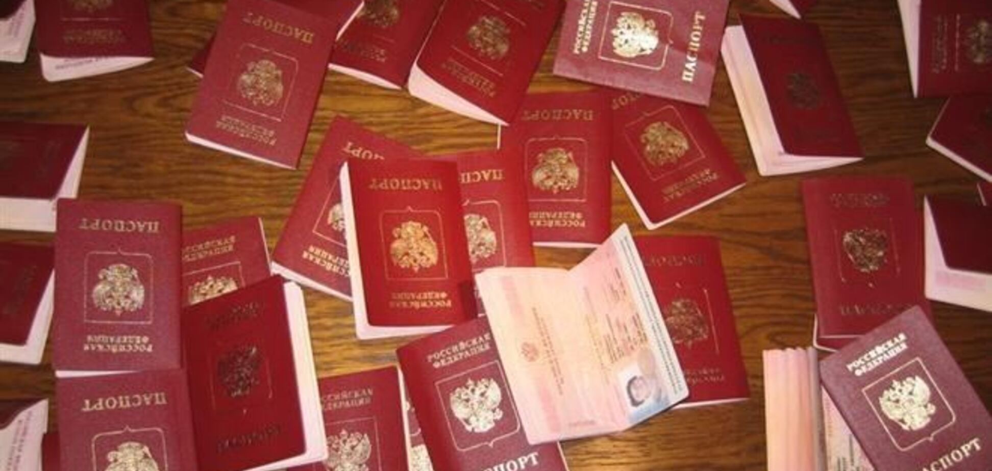 С выданными крымчанам паспортами РФ можно будет уехать только в Россию - политолог
