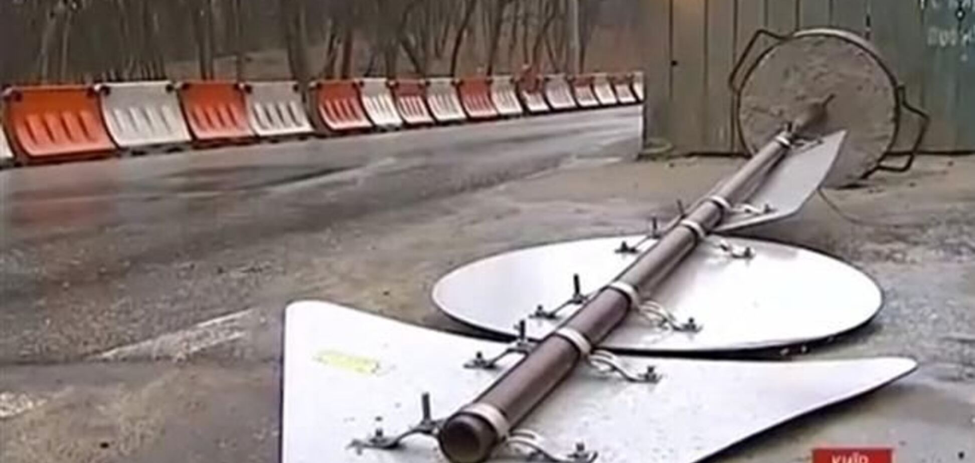 В Киеве от урагана падали деревья и дорожные знаки
