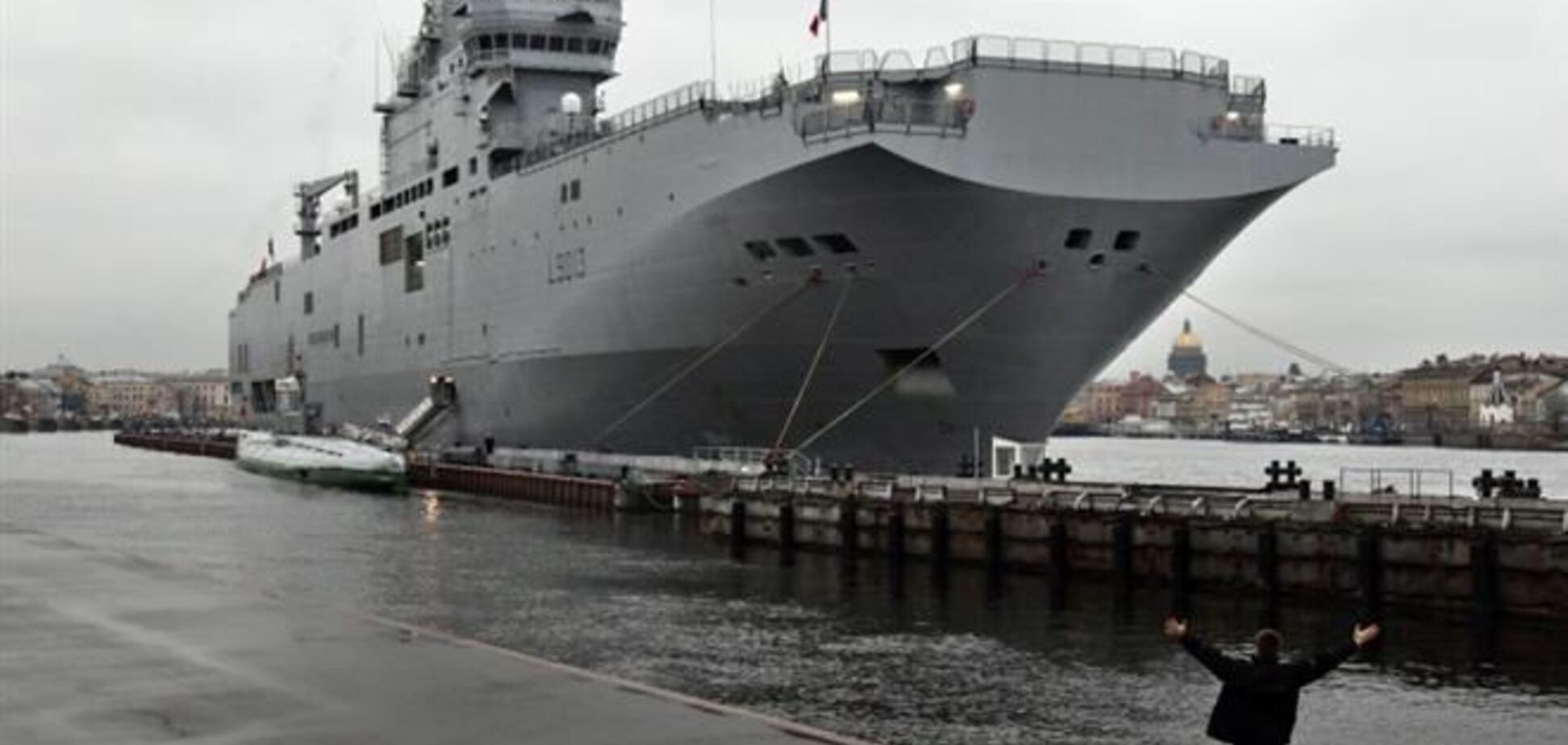 Франция может аннулировать продажу РФ военных кораблей 'Мистраль'