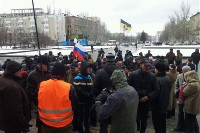 Под Донецким облсоветом 150 сепаратистов требуют объявить референдум