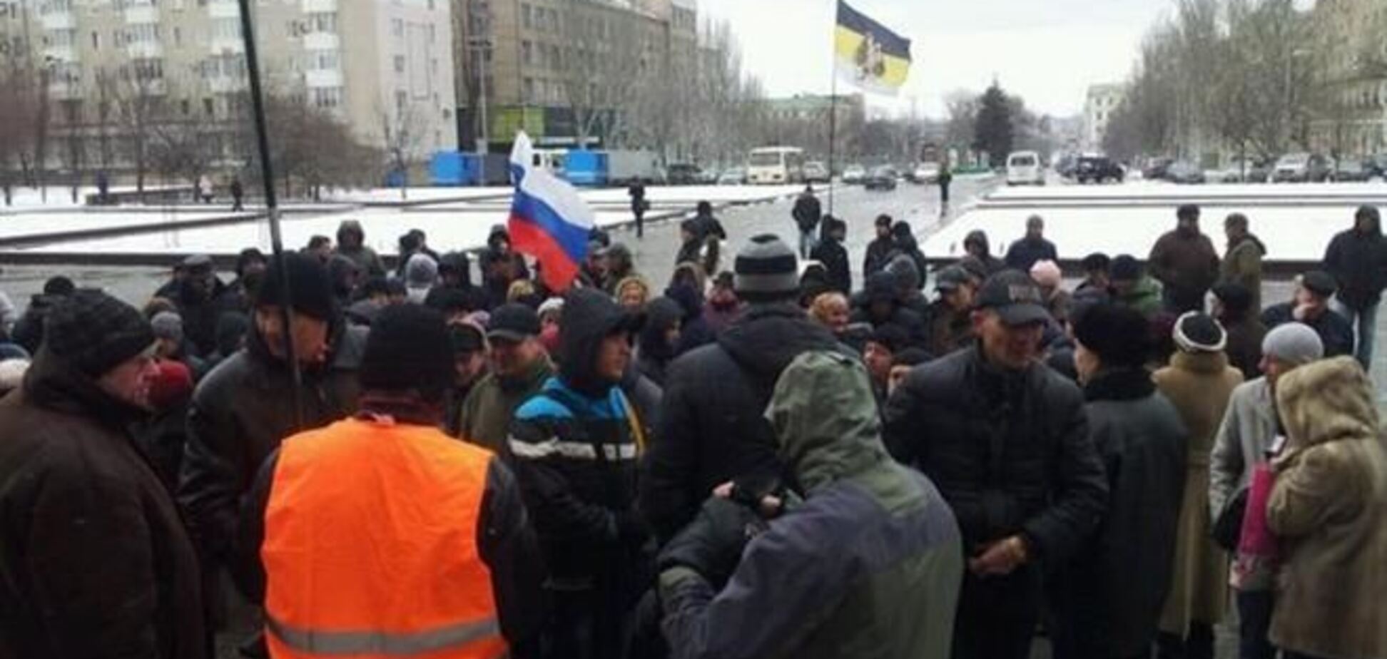 Под Донецким облсоветом 150 сепаратистов требуют объявить референдум