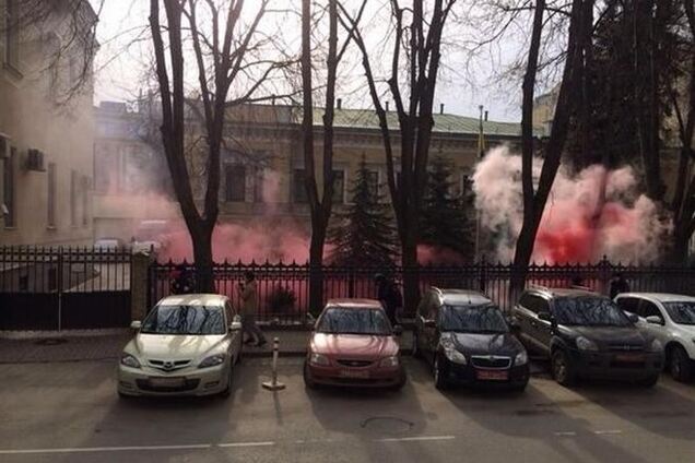 Посольство України в Москві закидали шашками та листівками