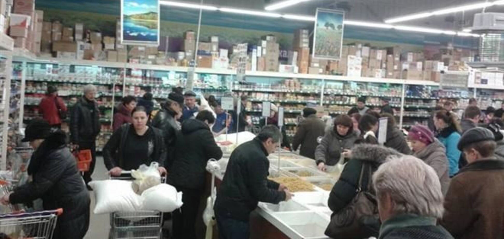 В Крыму закрылись торговые точки, в магазинах проблемы с наличкой