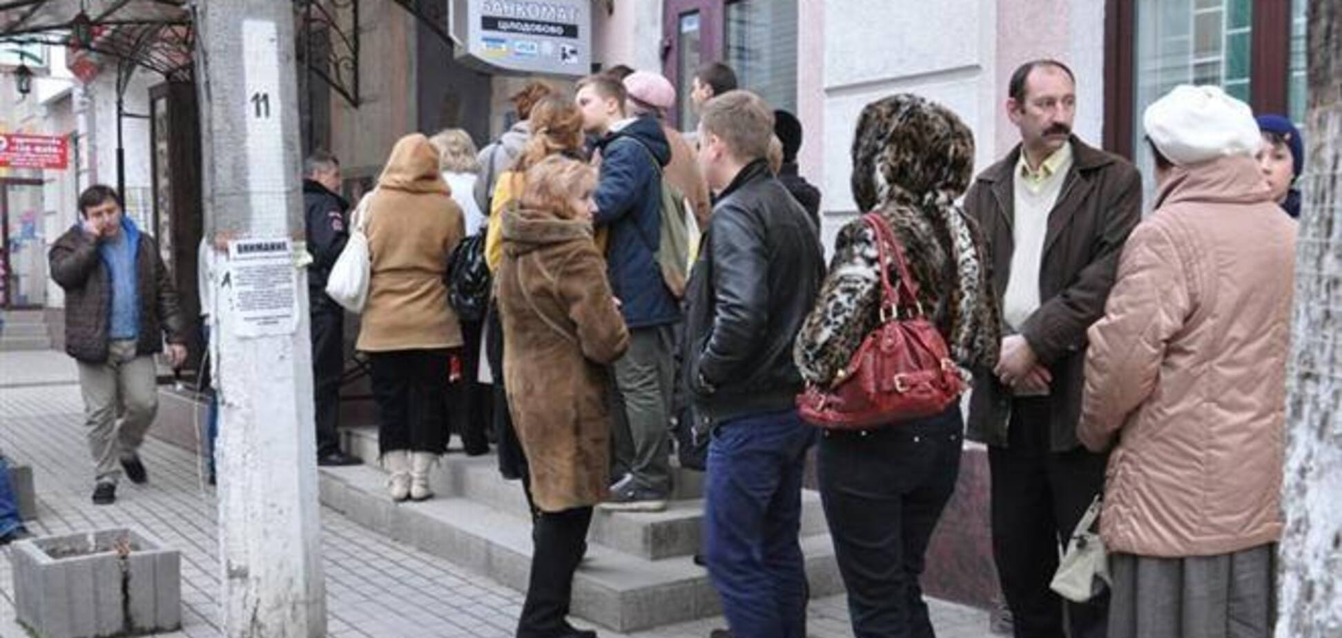 В 'ПриватБанке' приостановление банковских операций в Крыму объяснили дефицитом налички